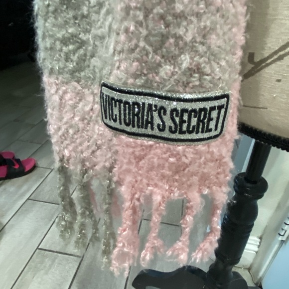 Victoria’s Secret pink scarf 💯 acrylic and very soft in good condition - Picture 6 of 7